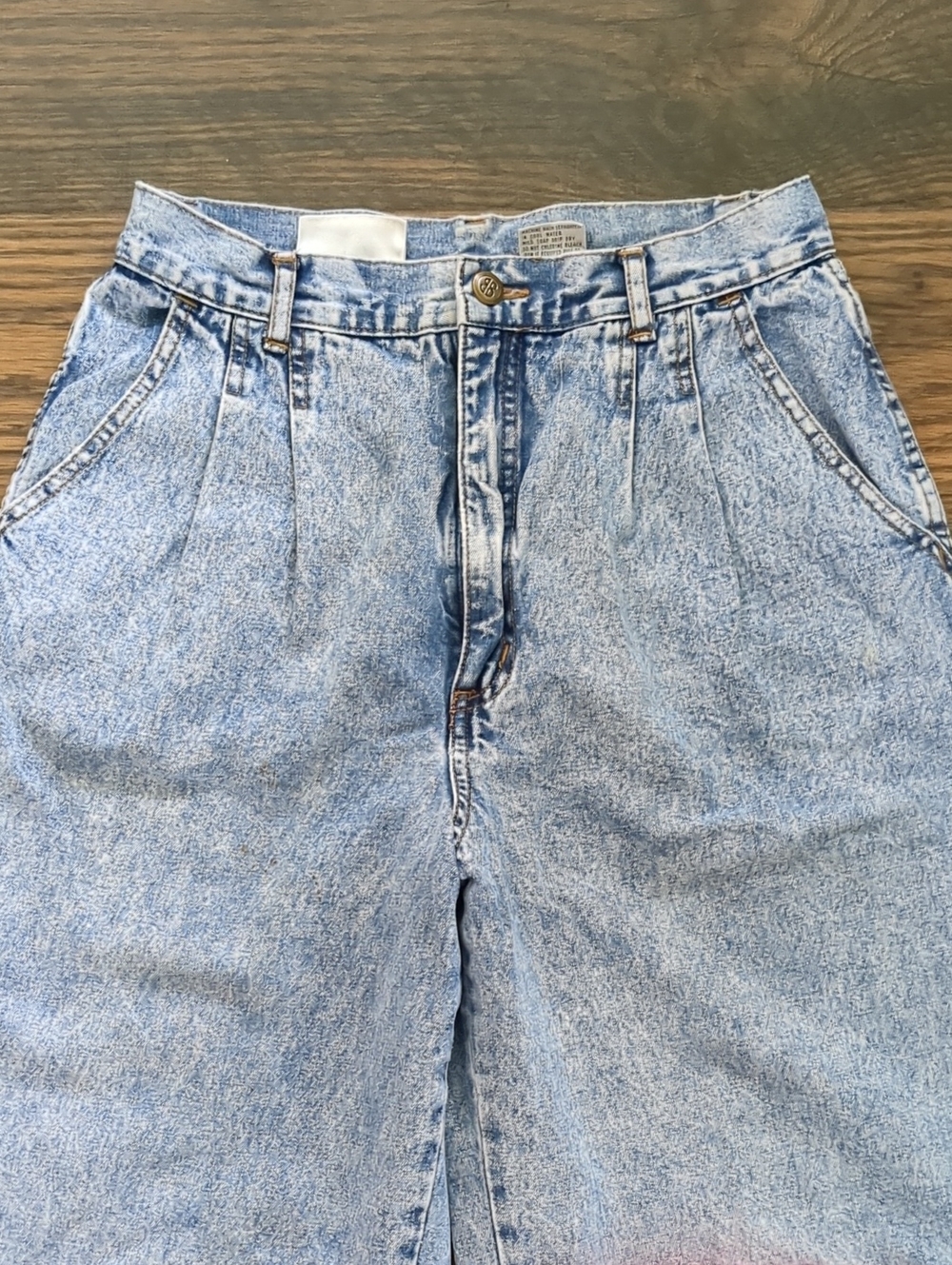Vintage 80s Acid Washed Pleated High Waisted Jeans by Bill Blass, Size 10 - Picture 2 of 9
